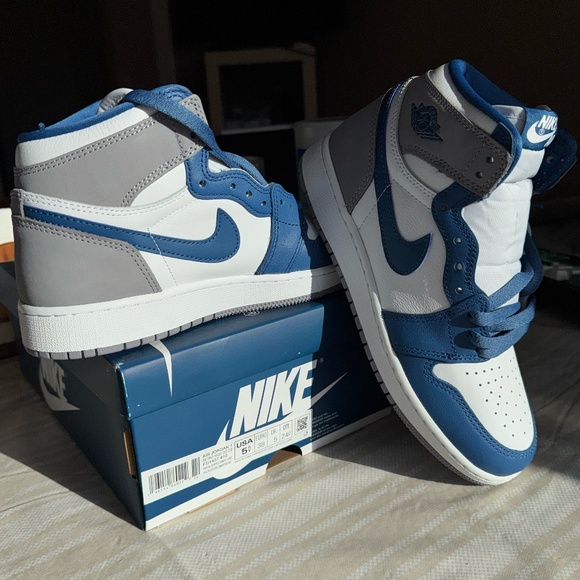 BRAND NEW! Jordan 1 Retro High OG True Blue (GS)- Size 5.5Y - Picture 4 of 8